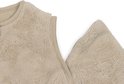 Sluiting van beige flanellen babyslaapzak met detail van de halslijn en ritssluiting.