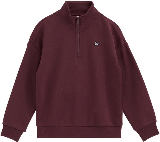 Donkerrode sweater met ritskraagje en een geborduurd logo links op de borst.