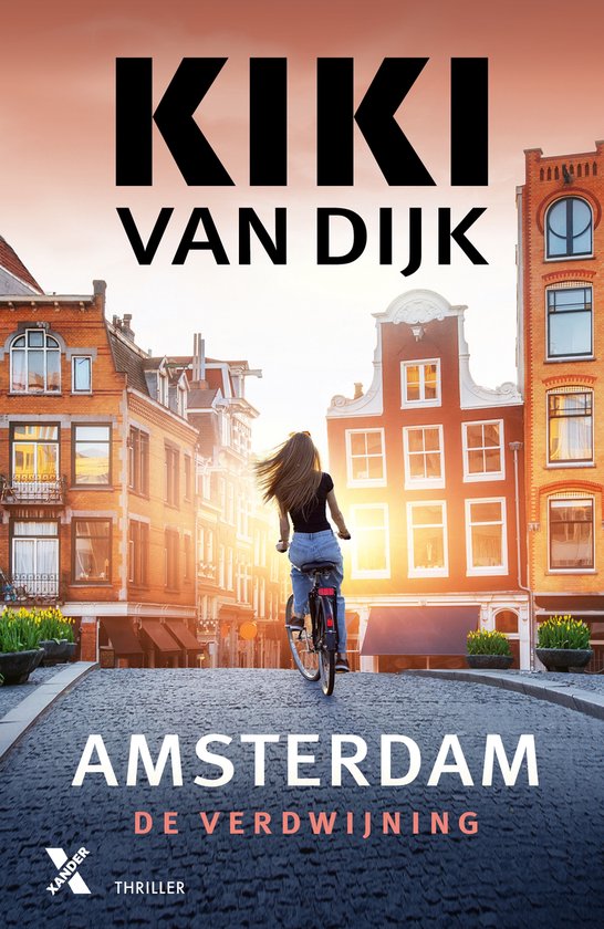 Boekcover: Kiki van Dijk - Amsterdam. De verdwijning. Een vrouw fietst door Amsterdam met de zon op haar gezicht.