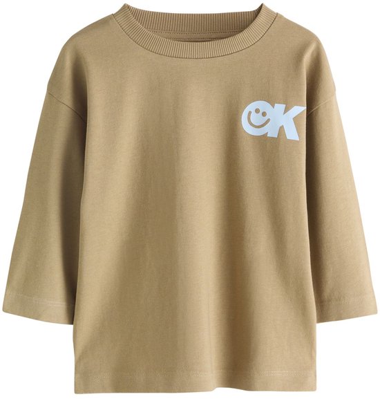 Beige T-shirt met lange mouwen, ronde hals en blauwe 'OK' tekst met smiley op de borst.