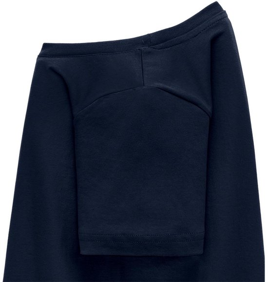 Donkerblauw T-shirt, close-up van de neklijn en schouder.