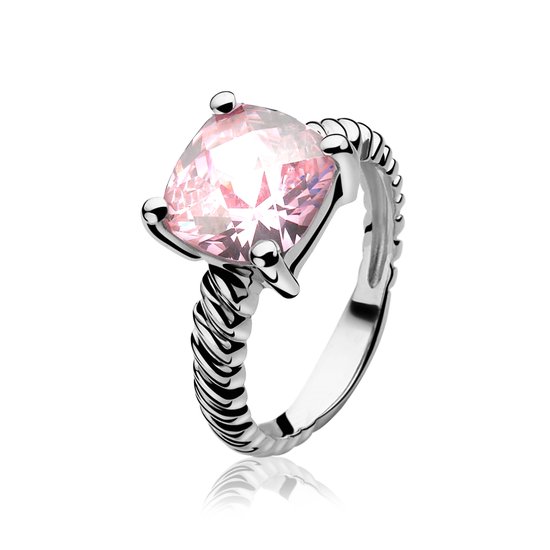 Zilveren ring met gedraaide band en een grote roze steen.