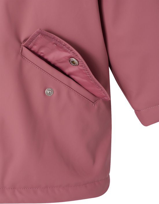 Detail van een roze kinderregenjas met een drukknoop en een openvallende klepzak.