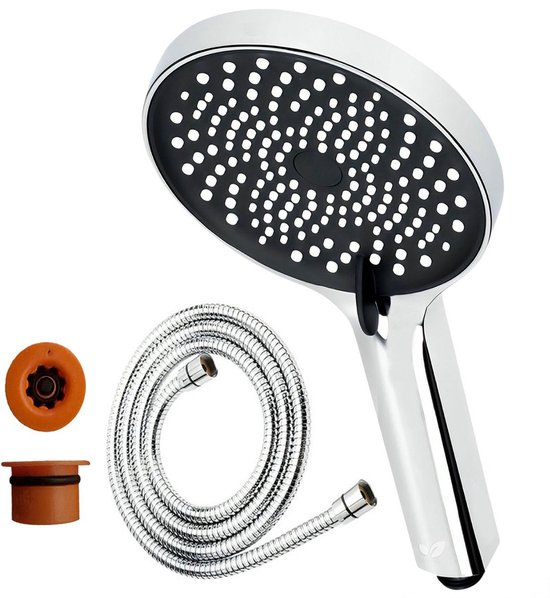 Moderne chroomkleurige handdouche met een ovaal, zwart sproeivlak met veel kleine gaatjes en een flexibele chromen slang.