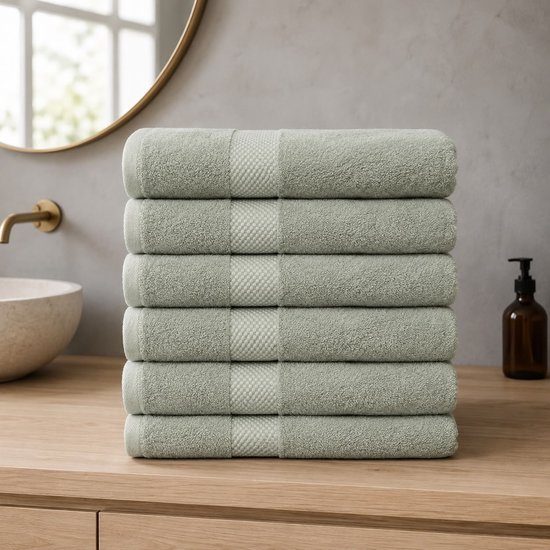 Botte de serviettes vert sauge avec un motif subtil à rayures blanches et une texture douce.