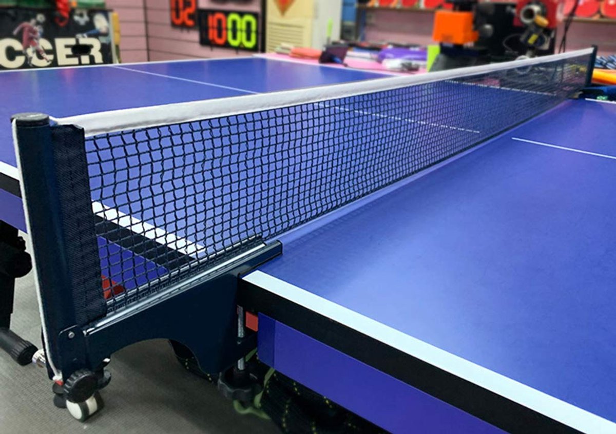 Het tafeltennisnet van 175 x 14 cm is een standaard net van polyester met een hoge dichtheid dat eenvoudig te installeren en opvouwbaar is, waardoor het ideaal is Geschikt voor zowel training als recreatie.