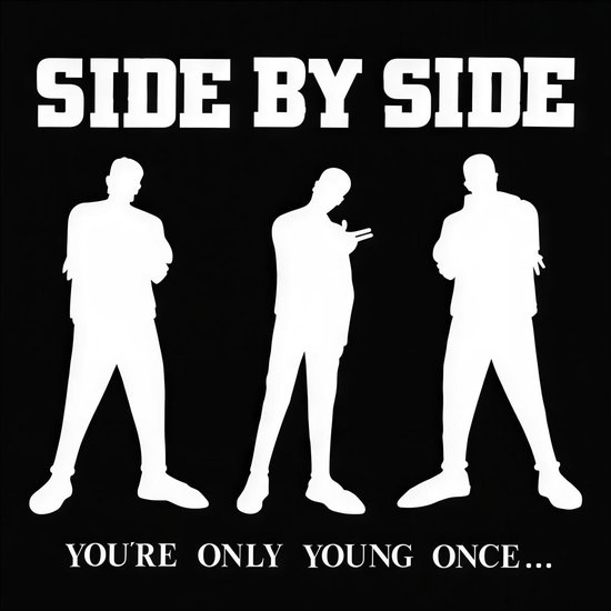 Zwart hoes met witte tekst 'SIDE BY SIDE' en drie mannenfiguren. Daaronder de tekst 'YOU'RE ONLY YOUNG ONCE...'