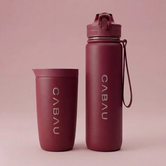 Bordeauxrode thermosbeker en waterfles met "CABAU" logo op roze achtergrond.