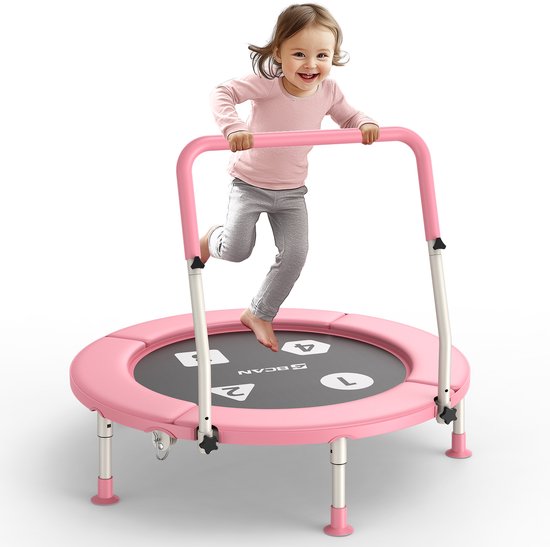 Een meisje springt op een roze trampoline met een stuur. De trampoline heeft cijfers op de mat.