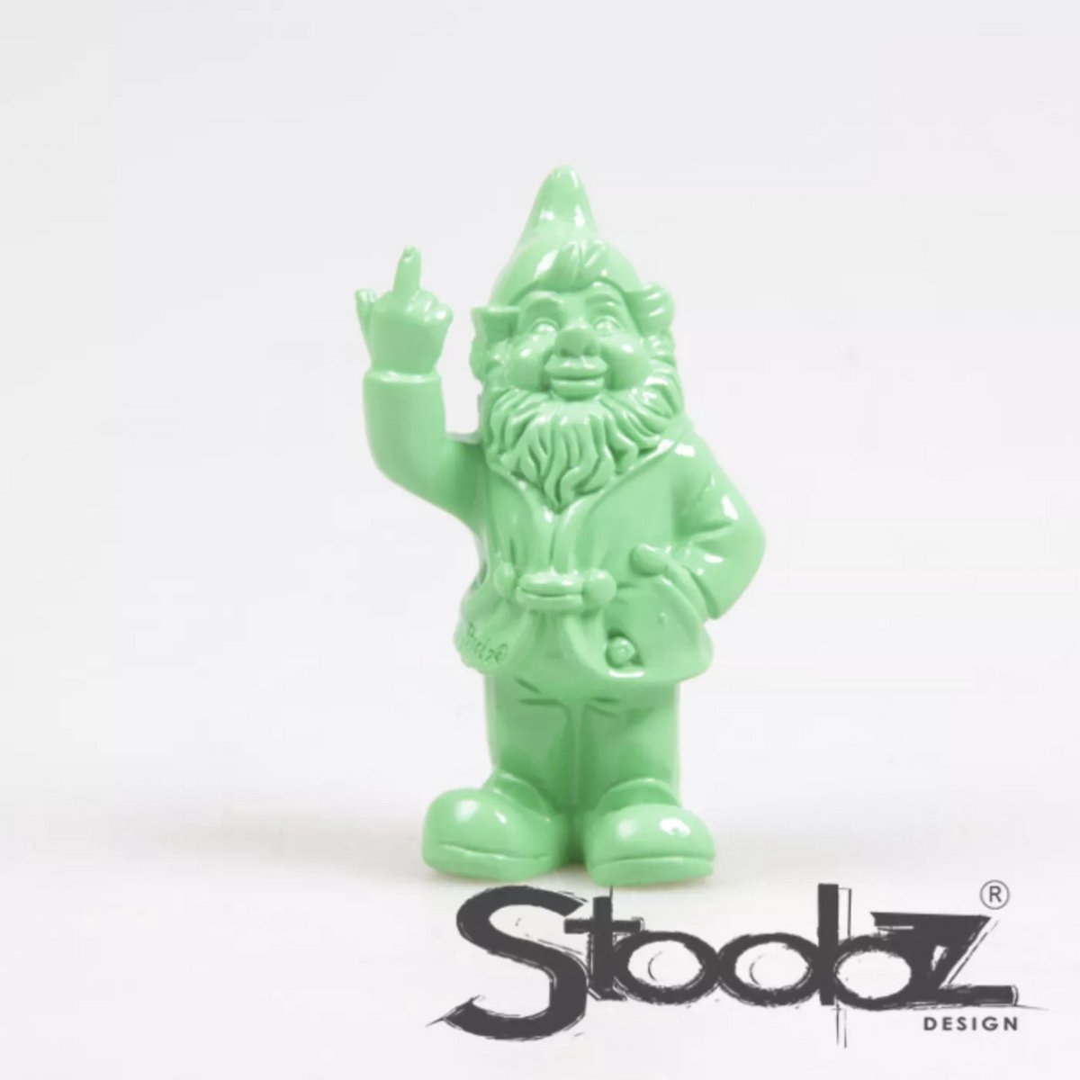 Stoobz kabouter F*ck You groen 10 cm – middelvinger kabouter – grappig decoratiebeeldje – tuindecoratie