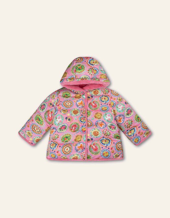 Roze jas met capuchon, bedrukt met kleurrijke cirkels met figuren en etenswaren. Met bont gevoerde kraag en mouwranden.