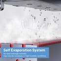 Detailopname van het zelfverdampende systeem van een airconditioner met waterdruppels en stoom.