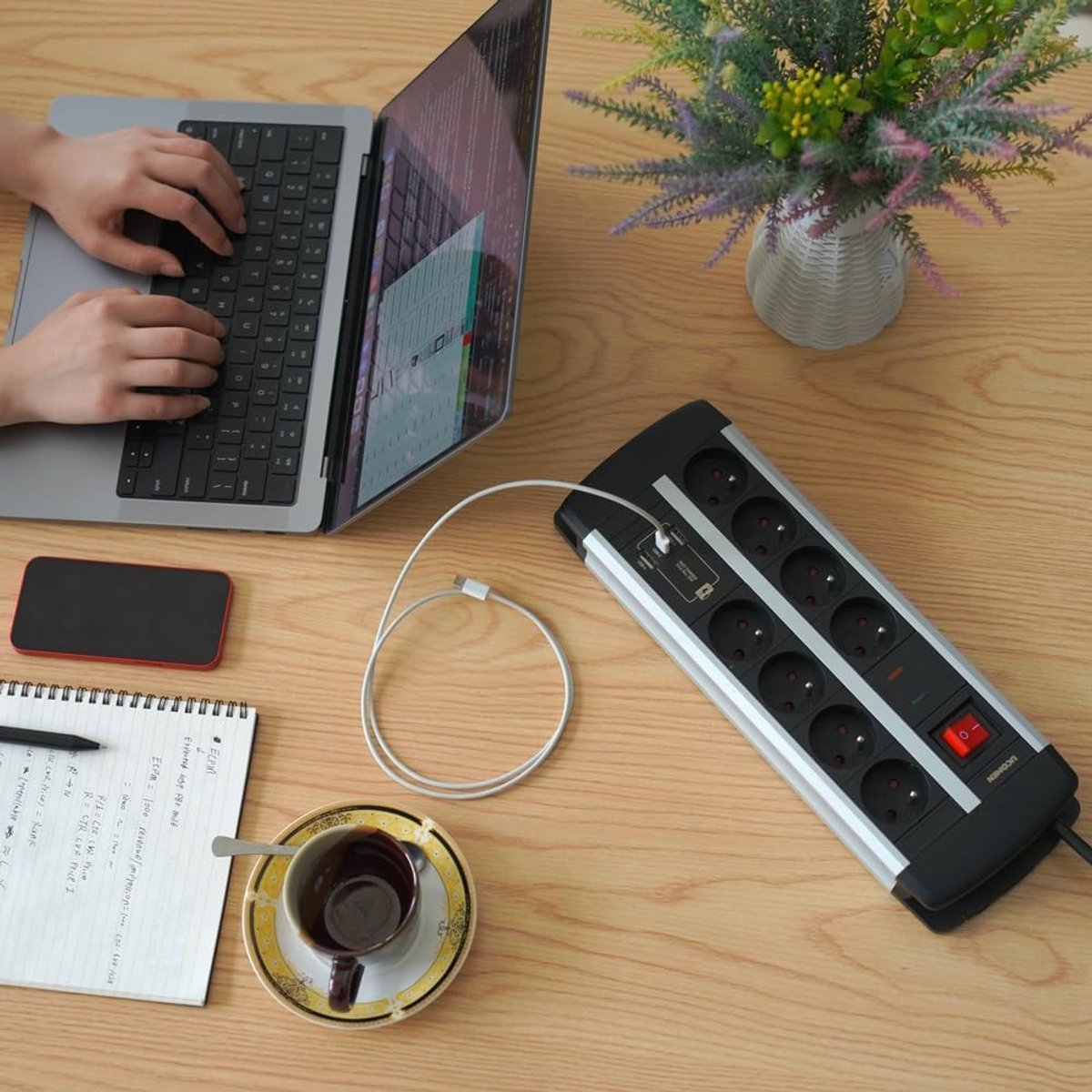 SnelShoppen - 9-Weg Stopcontactstrip met 3 USB Poorten, Kind Veilige Aarde, 1.5 m Kabel, Ideaal voor Thuis, Kantoor en Reizen