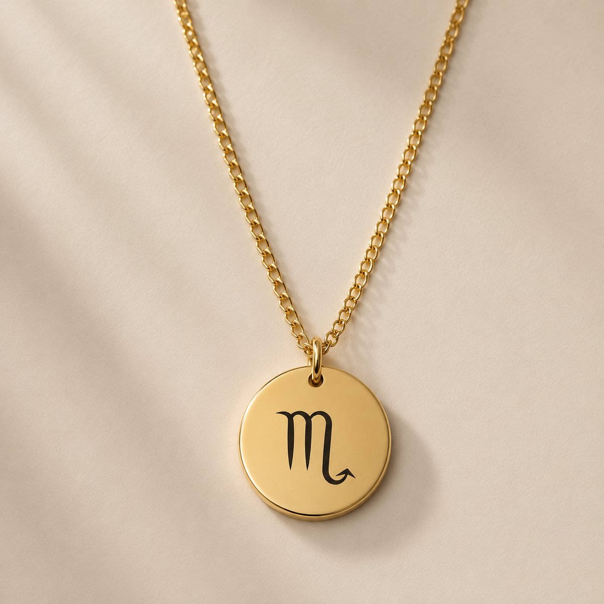 Maevi® Sterrenbeeld Ketting - Scorpio / Schorpioen - Kleur: Goud - RVS / Roestvrijstaal / Stainless Steel - Verkleurt niet - Hoge Kwaliteit & Incl. Luxe Verpakking - Zodiac Necklace / Sterrenbeeld Ketting - Formaat: 12 mm - Cadeau