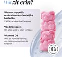 Drie gestapelde roze berenvormige gummies. Tekst over ingrediënten: probiotica, vezels, vitamine D3. Iconen.