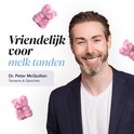 Man met baard en blauw pak, glimlacht. Drie roze berenvormige gummies zweven rond zijn hoofd. "Vriendelijk voor melk-tanden"