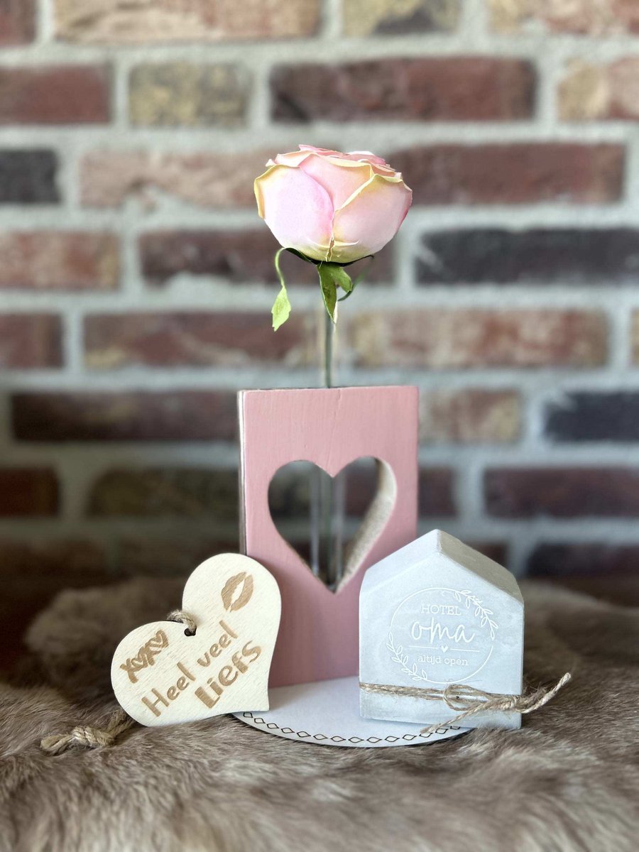 Creaties van hier – Blok hart met buisje en roze roos - cement house oma - met houten hartje -