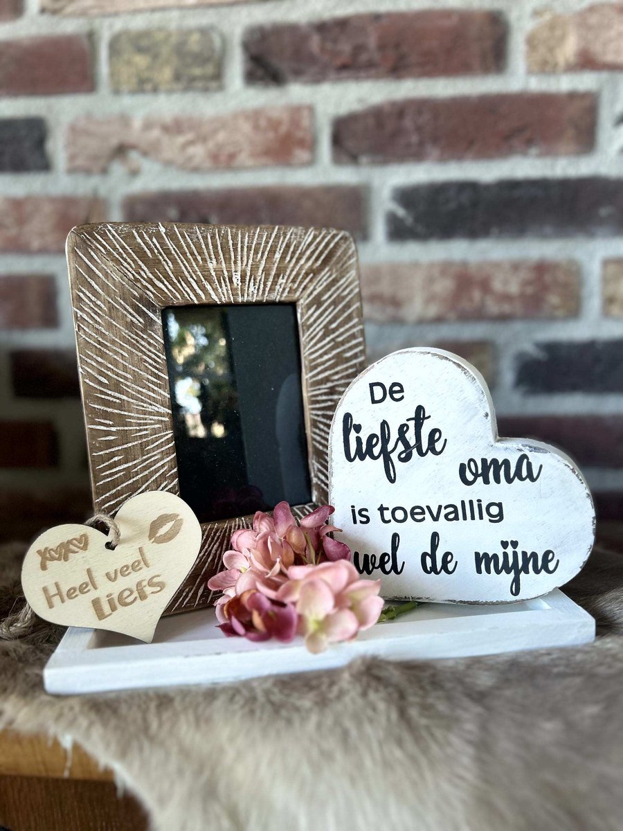 Creaties van hier – Cadeau pakket met fotolijstje De liefste oma - dienblaadje wit - bloem – Fotolijstje - teksthart oma wit- met houten hartje