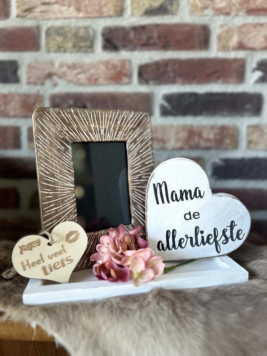 Creaties van hier – Cadeau pakket fotolijstje Mama de allerliefste white - dienblaadje wit - bloem – Fotolijstje - teksthart Mama wit- met houten hartje