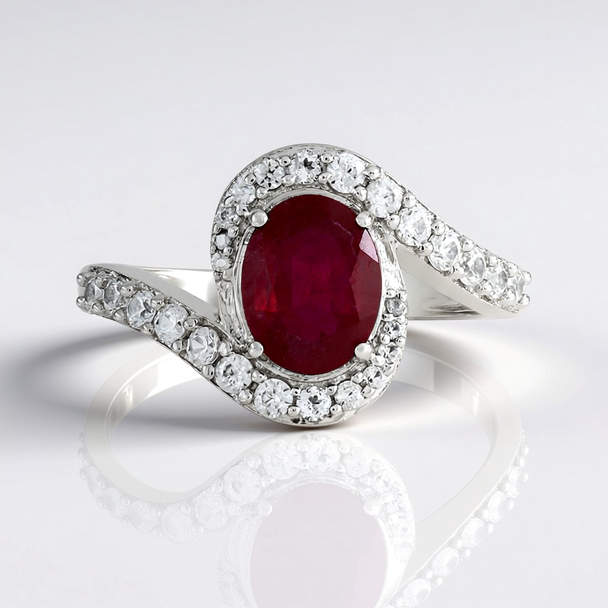 Cavill - Elegante Zilveren Ring - 925 Sterling Zilver - Madagaskar Robijn 2,18 ct - Ovaal Slijpsel - Luxe Ring Met Tanzanische Zirkonia