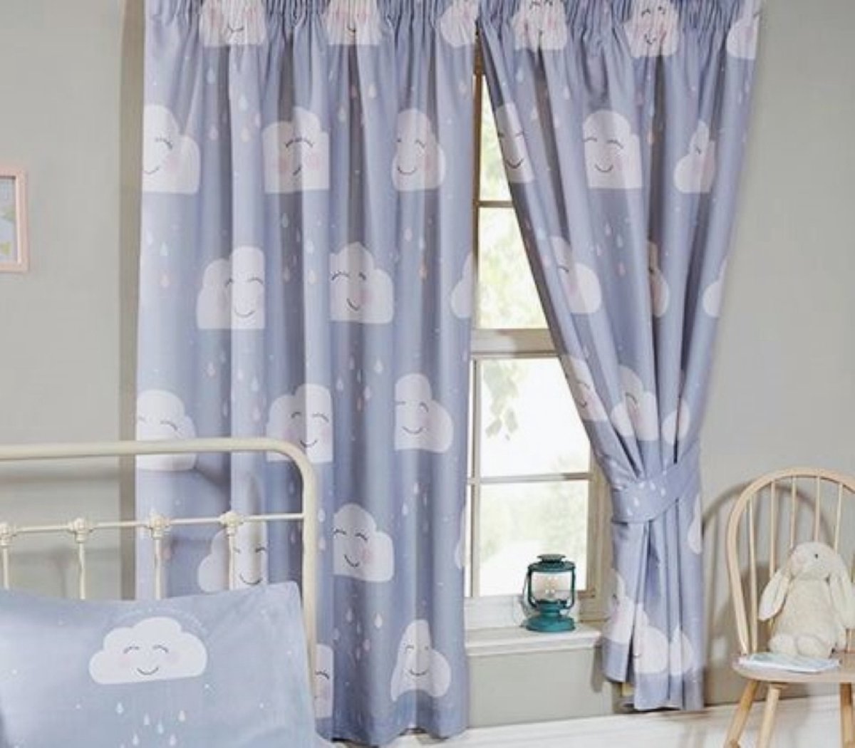 Gordijnen (set van 2 stuks) grijs met wolkjes met gezichtje, kant-en-klaar 183 cm hoog en 168 cm breed, voor de kinderkamer / baby slaapkamer