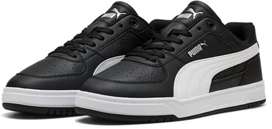 Paar zwarte Puma sneakers met witte Puma-streep en witte zool.