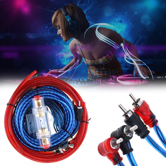DJ-vrouw met koptelefoon en autokabelset met rode en blauwe kabels, zekeringhouder en RCA-stekkers.