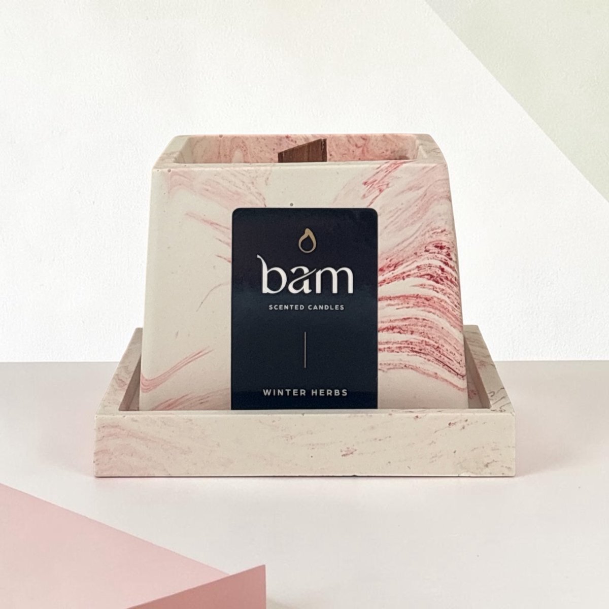 Bam Winter Herbs Geurkaars met Houten Wiek – Rood Gemarmerd Vierkant Potje met Schaal – Vegan Geurkaars van Natuurlijke Zonnebloemwas – 30 Branduren