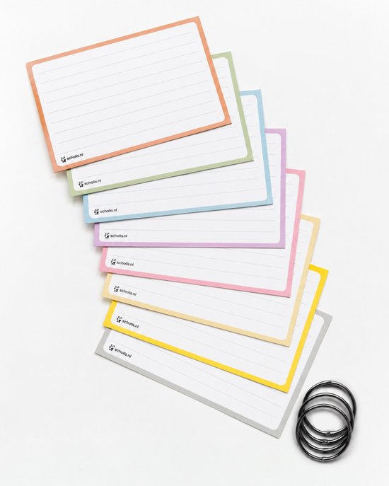 Verschillende gekleurde flashcards (oranje, lichtgroen, lichtblauw, lila, lichtroze, geel, grijs) liggen verspreid, met 4 losse ringen rechtsonder.