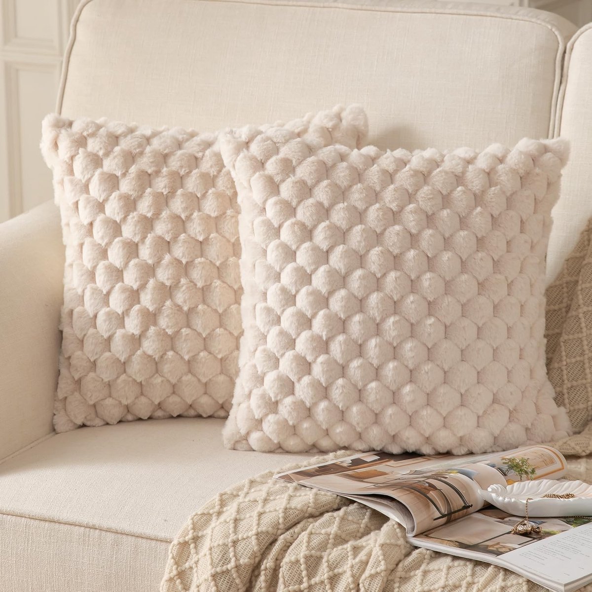 Set van 2 beige super zachte decoratieve kussenhoezen 40x40 cm van wol en fluweel voor een stijlvolle woonkamer en bank
