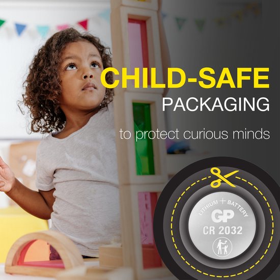 Kind kijkt omhoog. Zilveren batterij GP CR2032 met kinderveilige verpakking. "CHILD-SAFE PACKAGING".