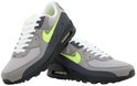 Grijze Nike Air Max 90 sneakers met neon swoosh en witte veters.