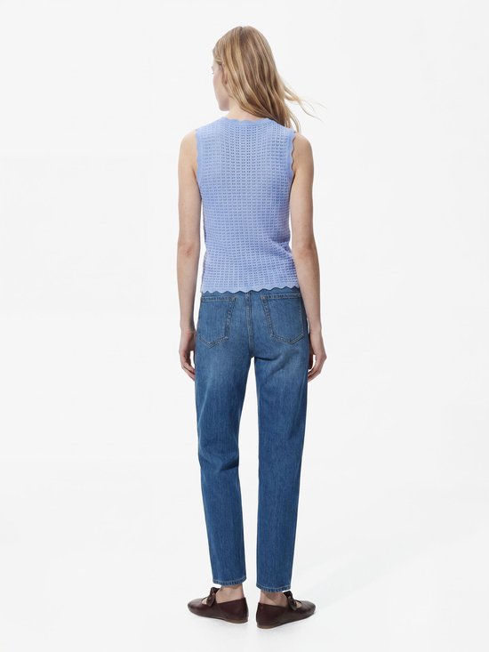 Achteraanzicht van een model in een blauwe Straight fit jeans en lila top.