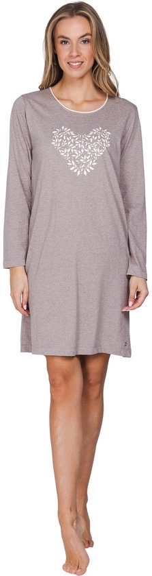 Model draagt een beige nachthemd met lange mouwen en een hartvormige print van bladeren op de borst.