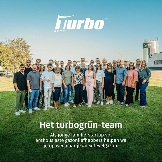 Het turbogrün-team staat buiten op een grasveld voor een gebouw. Een groep van ongeveer 25 mensen staat voor de camera.