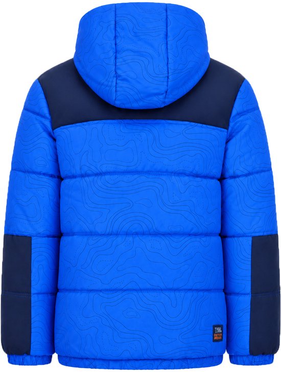 Achterkant van een blauw gewatteerd jongensjack met zwarte schouder- en zijpanelen en contourpatroon.
