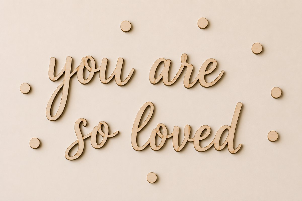 Houten Muurtekst "You Are So Loved" met Decoratieve Stippen – Babykamer Wanddecoratie – 50 x 25 cm – Multiplex – Natuurlijke Houtkleur – Made to Order
