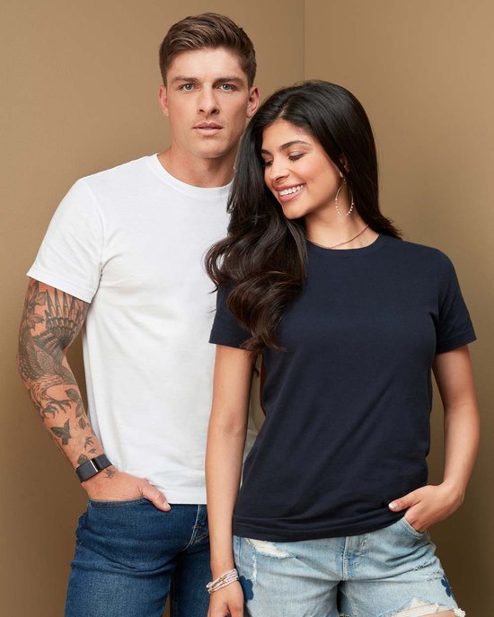 Homme en t-shirt blanc et femme en t-shirt bleu marine, tous deux en jean.