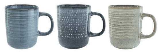 Drie mokken in verschillende designs: een blauwe gestreepte, een donkergrijze met witte stippen en een beige gestreepte.