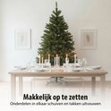 Kunstkerstboom met groene dennennaalden, 'Makkelijk op te zetten' staat er.