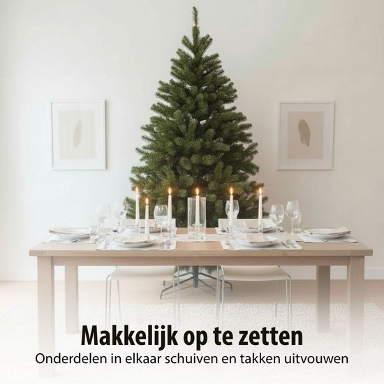 Kunstkerstboom met groene dennennaalden, 'Makkelijk op te zetten' staat er.