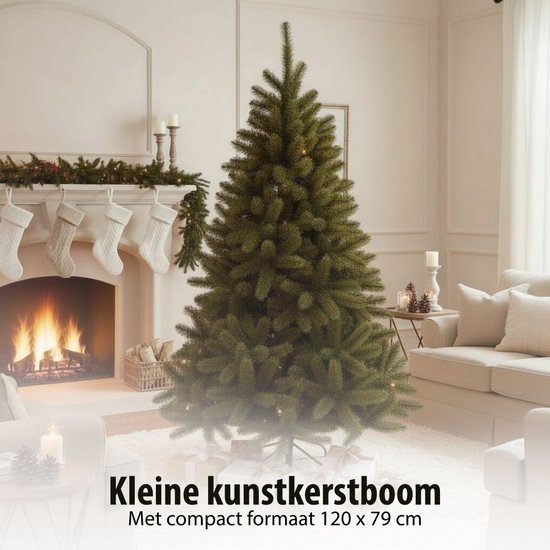 Kleine groene kunstkerstboom van 120x79 cm in een gezellige woonkamer.