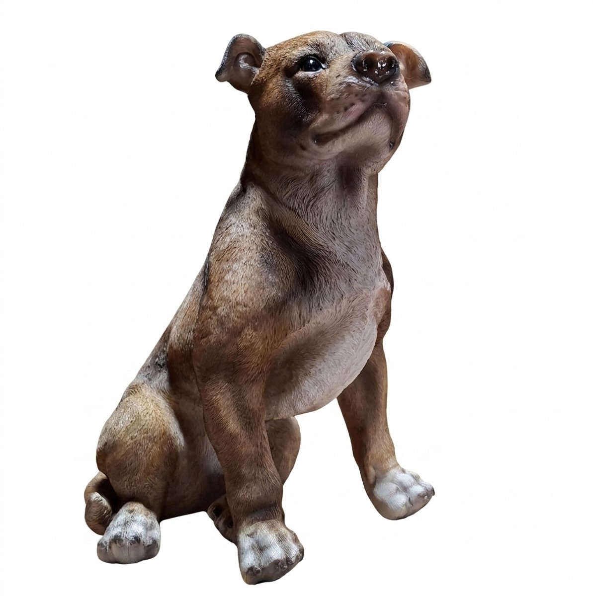 DecoHond Staffordshire Bull Terrier / Pitbull Beeld – Zittend – Bruin/Gestroomd – Binnen & Buiten – Polystone – 32 cm Hoog – Realistisch Hondenbeeldje – Decoratie Woonkamer & Tuin