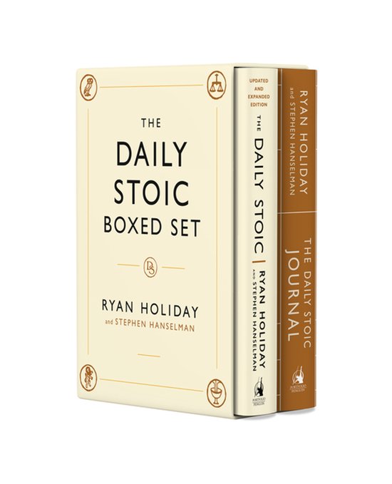 De Daily Stoic Boxed Set, een crème-kleurige set van twee boeken met gouden letters en decoratieve iconen. De boeken zijn 'The Daily Stoic' en 'The Daily Stoic Journal'.