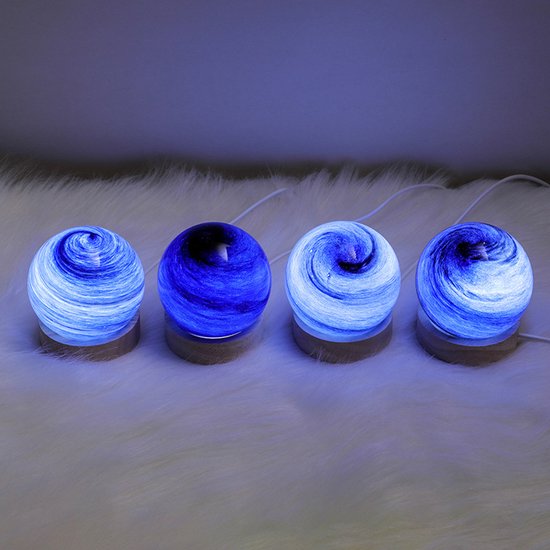 Sterrenhemel oplaadbare touchscreen planetenlamp - Glazen nevel nachtlampje - Nachtlampje met houten voet - Decoratief cadeau voor op het bureau in de slaapkamer - 8*8*8 cm — afbeelding 4