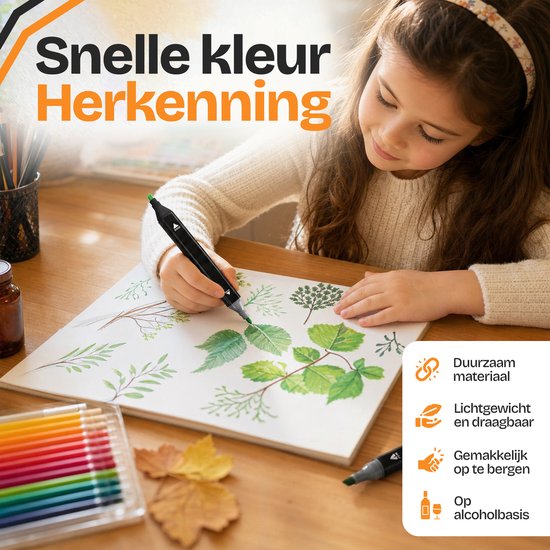 Een meisje met bruin haar, gekleed in een wit vest, tekent met een groene marker op een vel papier met bladeren.