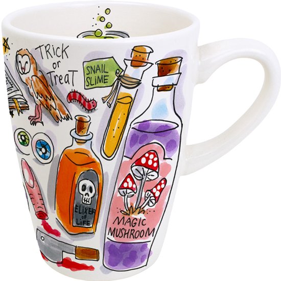 Witte XL mok met Halloween-illustraties: 'Trick or Treat', "Elixir of Life", "Snail Slime", magische paddenstoelen en een heksenbezem.