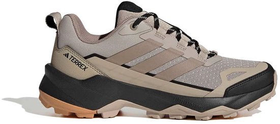 Bruine Adidas Terrex wandelschoen met zwarte zool en veters. Zijkant toont Adidas logo.