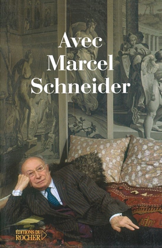 Met Marcel Schneider, een man in een gestreept pak met een das, leunend op een bankje met kussens en een tapijt. Achter hem een muurschildering met klassieke beelden.