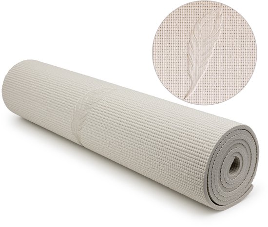 Opgerolde lichtgrijze yogamat met een reliëf van een veer.